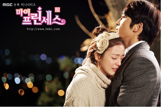 Song Seung Hun an ủi Kim Tae Hee bằng cái ôm ấm áp.